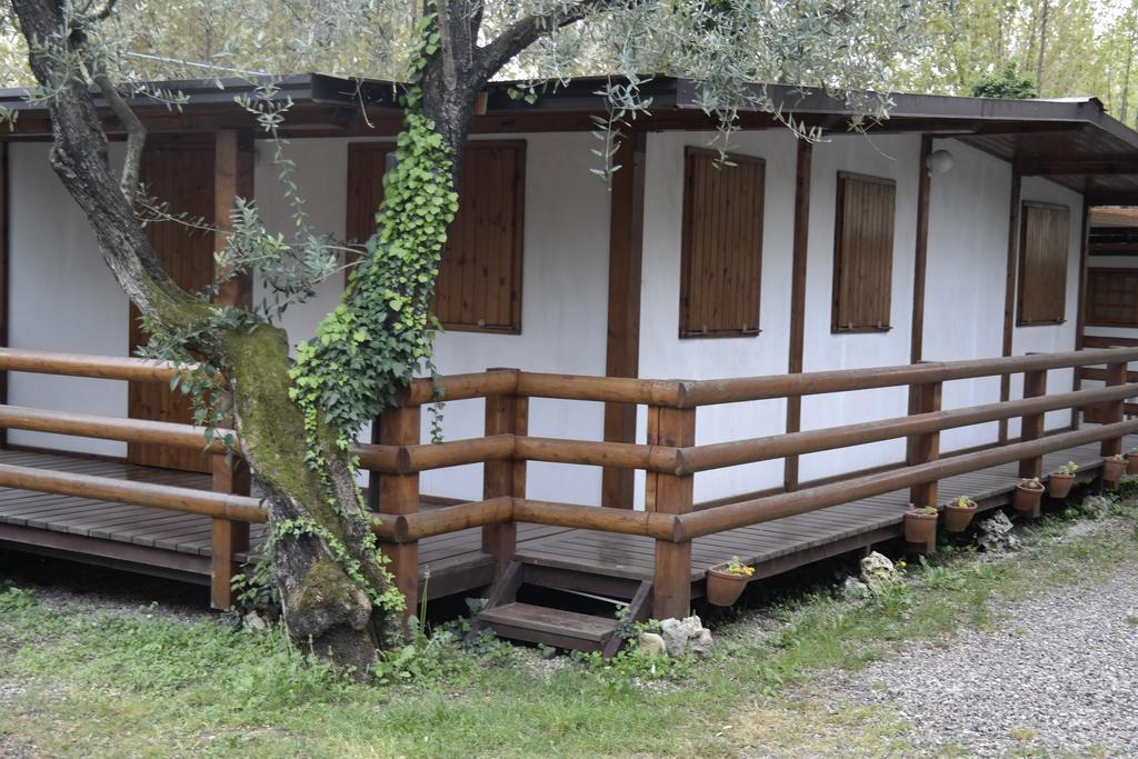 Campeggio Delle Rose Moniga del Garda Ruang foto